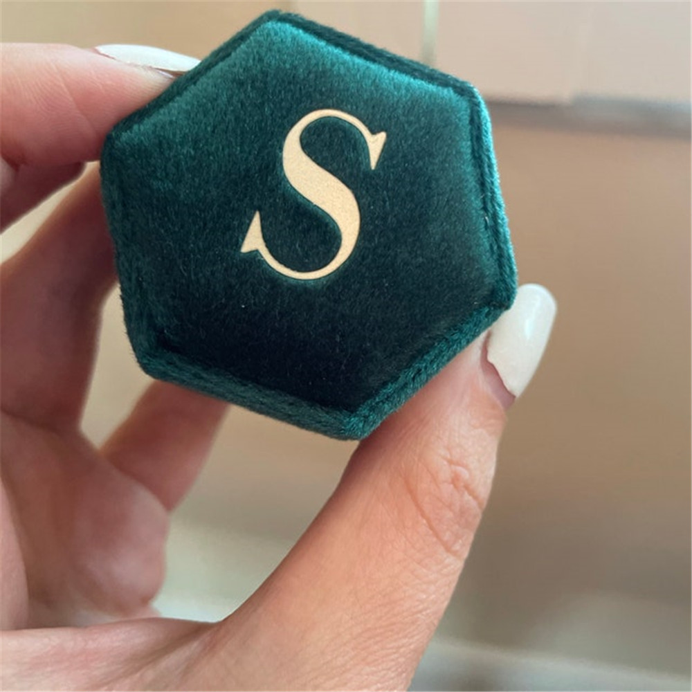 Scatola per anello in velluto  - Monogram Custom Case recensione e prezzo